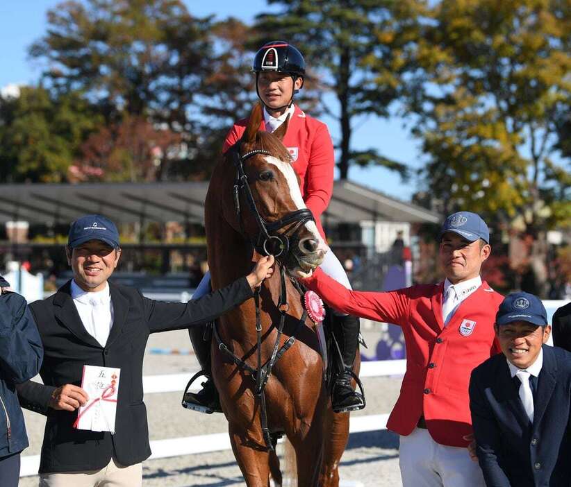 RRCファイナル大会で総合馬術5位の田中利幸選手とヴィクトリー。左は根岸淳選手、右は北島隆三選手＝1日、馬事公苑（撮影・奈良武）