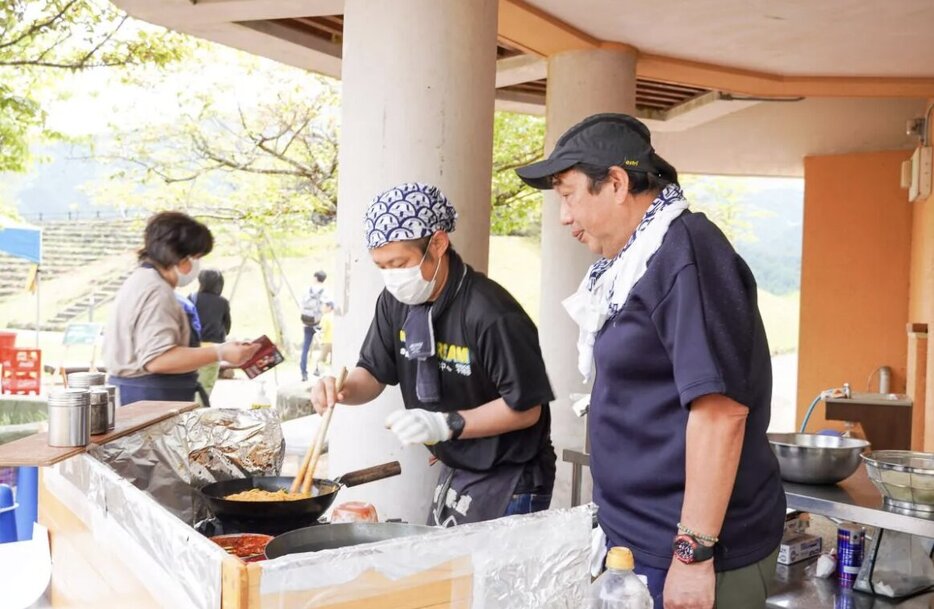 富士山こどもの国でナポリタンの修業をする飯塚さんと、指導をする福木さん