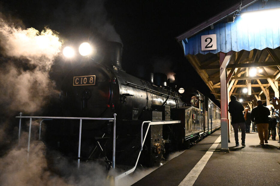 夜から朝にかけて3往復したSL＝島田市の大井川鉄道新金谷駅