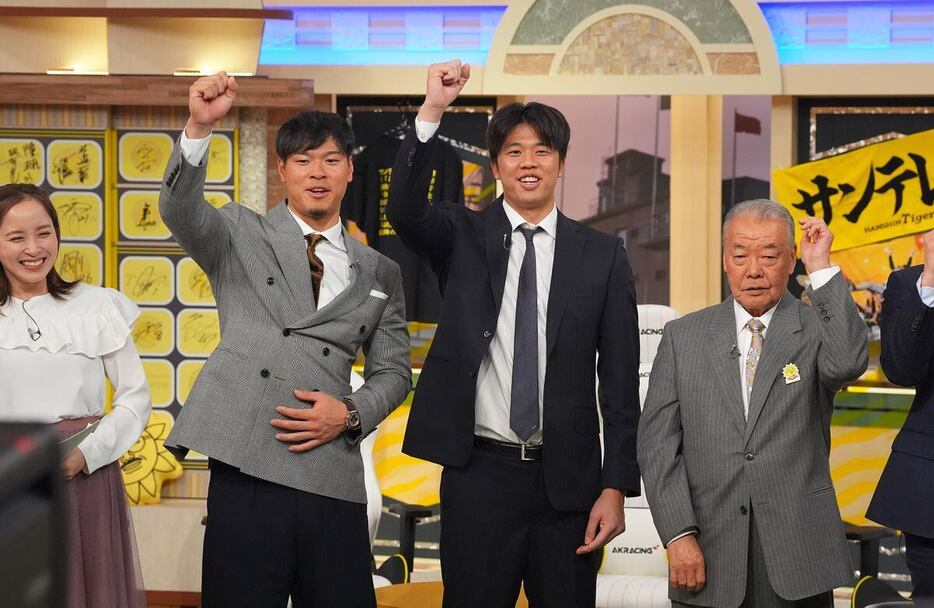 サンテレビ「熱血！タイガース党」に出演する佐藤輝明（中央左）と才木浩人（同右）＝神戸市中央区（撮影・松永渉平）