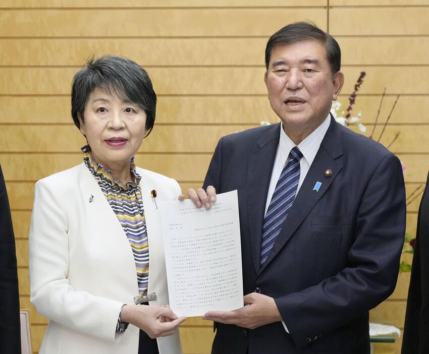 性暴力に関する自民党の議連の上川陽子会長（左）から提言を受ける石破首相＝12日午後、首相官邸