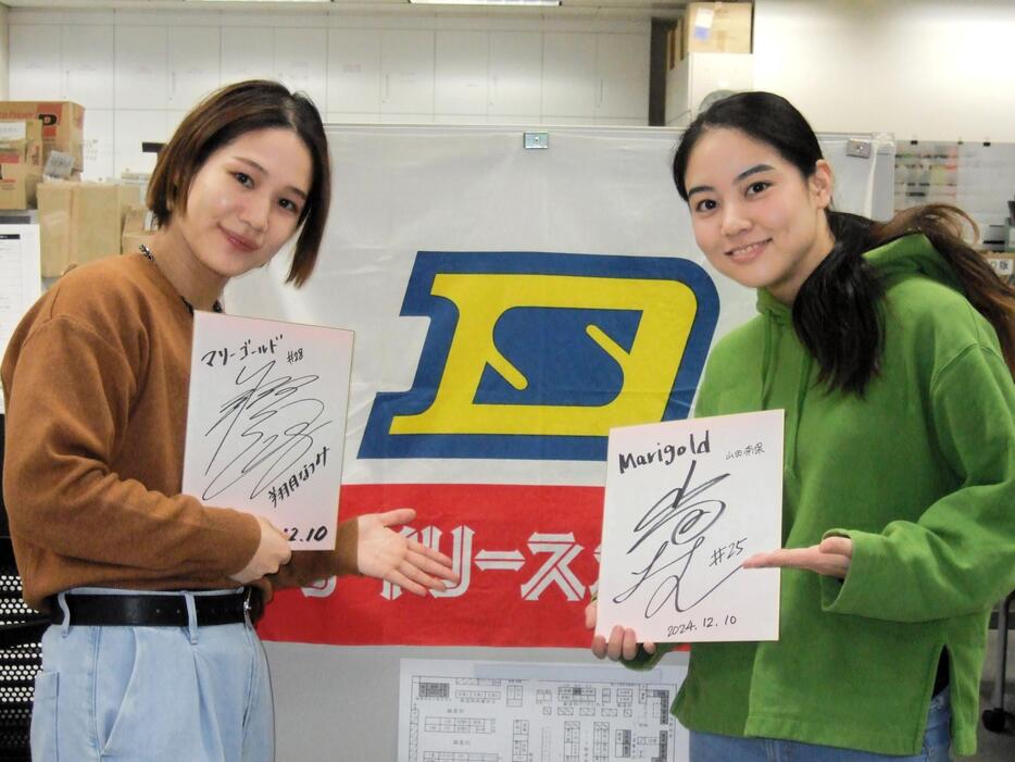 　デイリースポーツに来社したマリーゴールドの翔月なつみ（左）と山田奈保