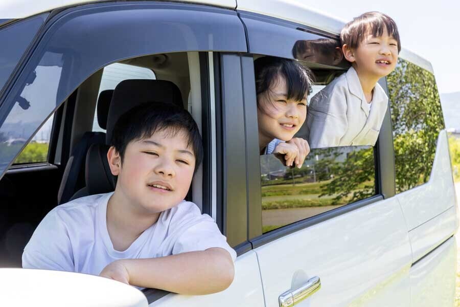 クルマに乗っている子どもたち（画像：写真AC）