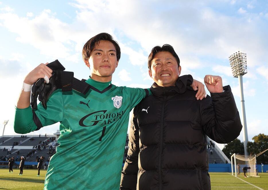 試合に勝ち肩を組む東北学院GK・橋本脩礼（左）と橋本俊一監督＝ニッパツ三ツ沢球技場（撮影・中井誠）