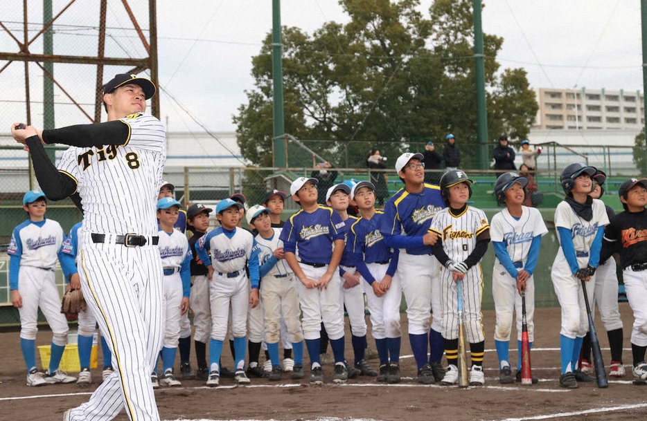 デモンストレーションで子供たちに打撃を披露する阪神・佐藤輝（撮影・北條　貴史）