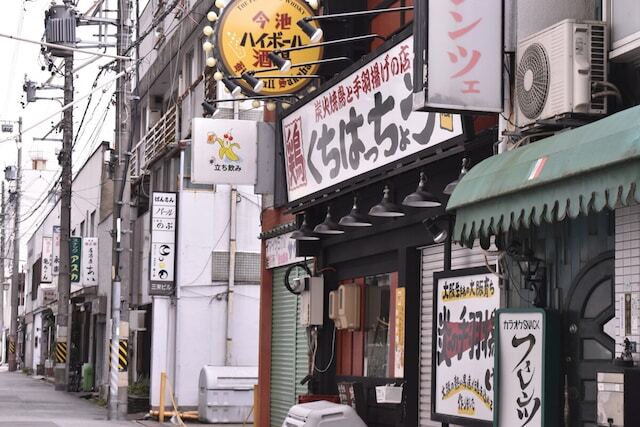 地下鉄駅出口の東側、今池東一番街界わいには昼から飲める飲み屋が数多く軒を連ねる