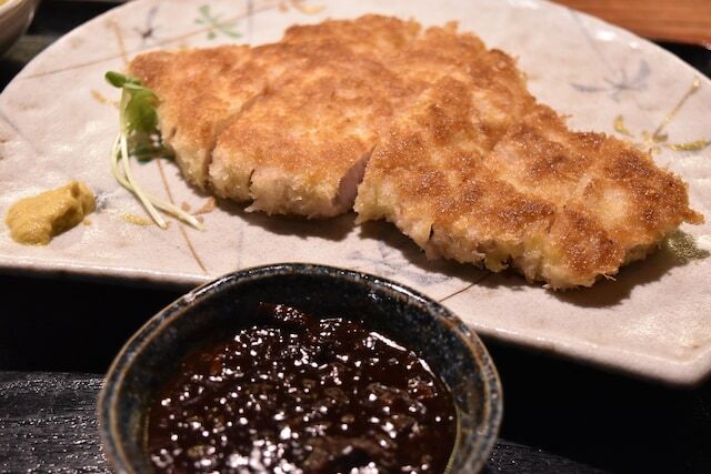 「焼とんかつ たいら」の特選リブロース焼とんかつ定食。並1800円（税込、以下同）でプラス150円で味噌カツにできる