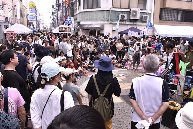 路上での大道芸も。写真は2024年