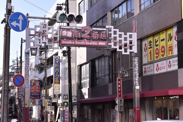 東西南北の通りごとに名前がつけられ、個性的な店が連なる