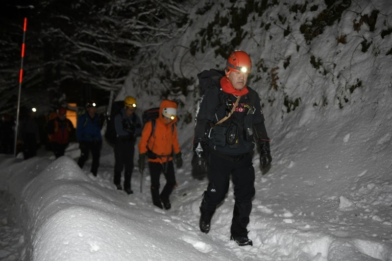 遭難者の捜索に向かう救助隊＝午前５時１８分、鳥取県大山町大山