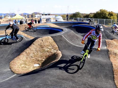 ＢＭＸパークで走行を楽しむ子どもたち（岐阜県各務原市で）