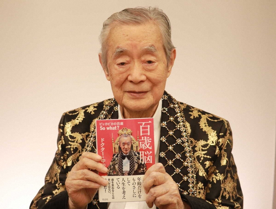 書籍「百歳脳」の発売記念会見を行ったドクター・中松氏（撮影・菊地一）