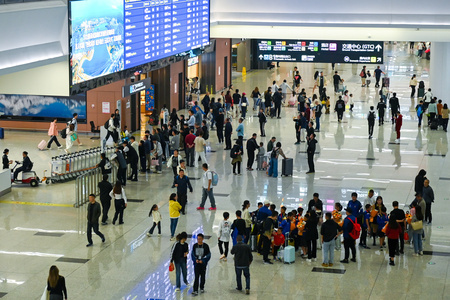 多くの旅行者がいる成都天府国際空港（2024年10月6日撮影、資料写真）。