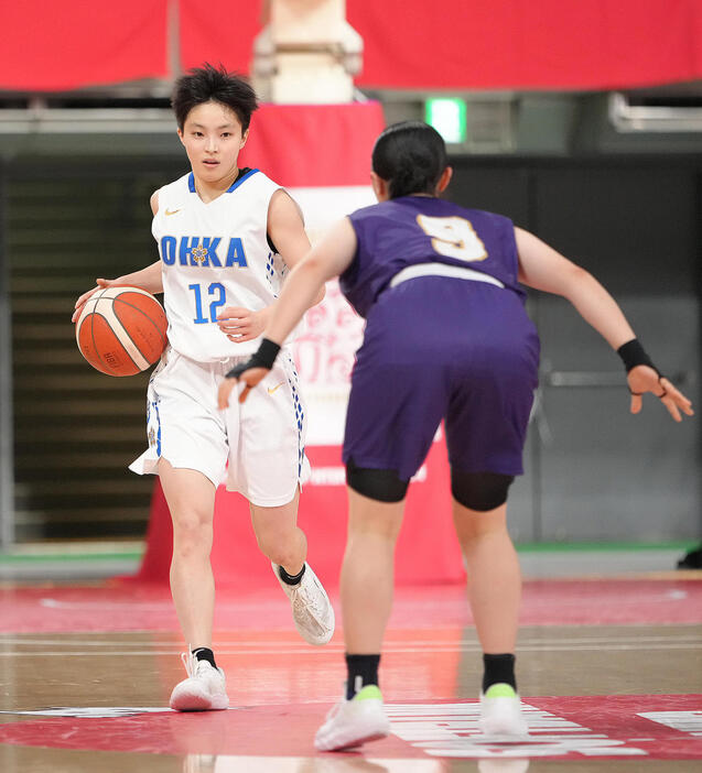 桜花学園対東京成徳大高　ドリブルする桜花学園・竹内（左）（撮影・足立雅史）