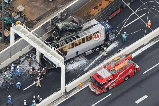 首都高５号池袋線の下り線で炎上したトラックと乗用車=2024年5月14日午前9時15分、埼玉県戸田市、朝日新聞社ヘリから、上田幸一撮影