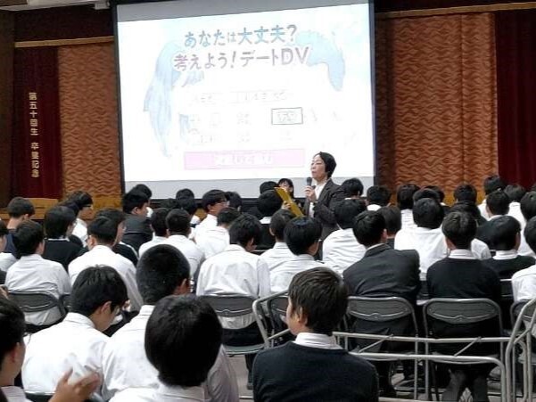 「デートDVって何？」今年から共学校に変わった神戸・須磨区の滝川高校で人権教室