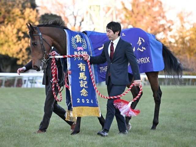 3歳牝馬として64年ぶりに有馬記念で優勝したレガレイラ。レース前にはドウデュースの出走取消もあり、年の瀬まで「乱」に満ちた一年だった photograph by Keiji Ishikawa