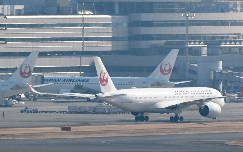 羽田空港に駐機する日航機。サイバー攻撃により、一部の便に遅れが出ている＝東京都大田区で2024年12月26日午前10時42分、本社ヘリから手塚耕一郎撮影