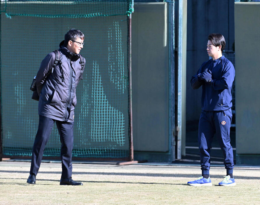 吉野スカウト（左）と話す下村（撮影・前岡正明）