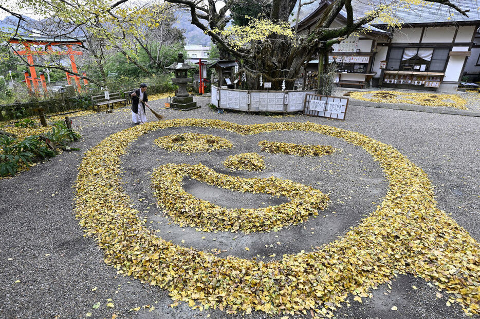 境内に描かれた大イチョウの落ち葉アート＝松崎町の伊那下神社