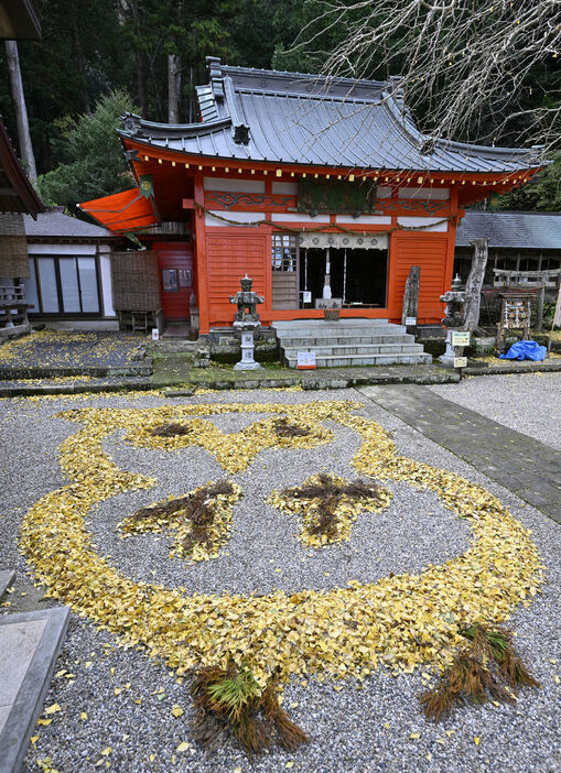 境内に描かれた大イチョウの落ち葉アート＝松崎町の伊那下神社