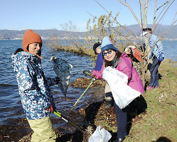 諏訪湖観察に向けて舟渡川左岸の環境を整備する関係者