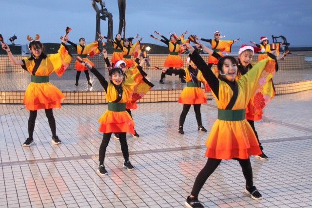 元気あふれる踊りを披露する「らんぶるみなみ」＝伊東市のなぎさ公園