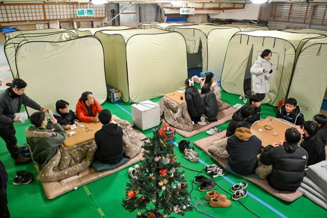 元日の能登半島地震と、9月の豪雨で被災した「もとやスーパー」の店内に無料宿泊スペースが設けられた。滋賀県内からボランティア活動のために訪れた生徒や教職員らが利用していた=2024年12月21日午後9時11分、石川県輪島市、小宮健撮影