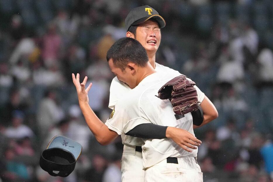 ８月１９日の大社・神村学園戦、試合を終えて抱き合う大社・山本佳汰（奥）と馬庭優太（カメラ・岡野　将大）