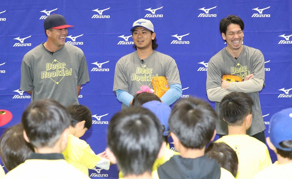 ＜MLB野球教室＞子供たちを前にあいさつする（左から）ヌートバー、今永、前田　（撮影・奥　調）