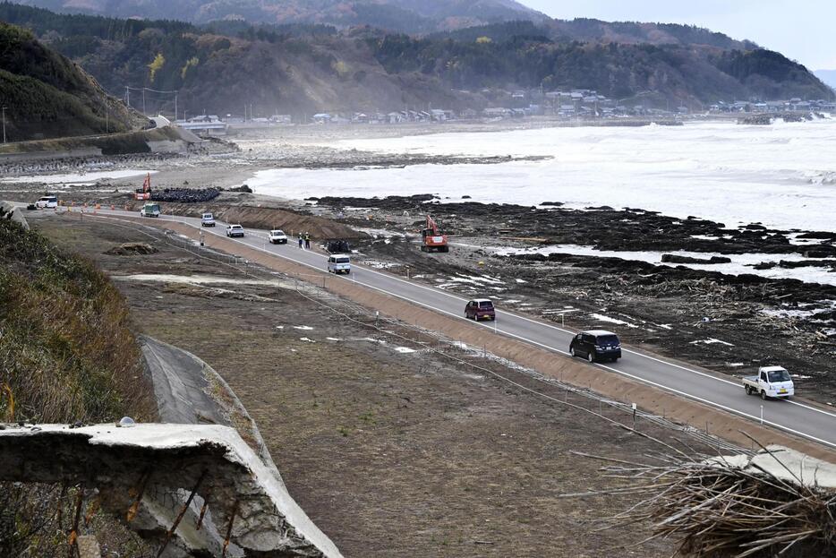 隆起した海岸を造成して開通した国道249号の迂回路＝5日午後、石川県輪島市