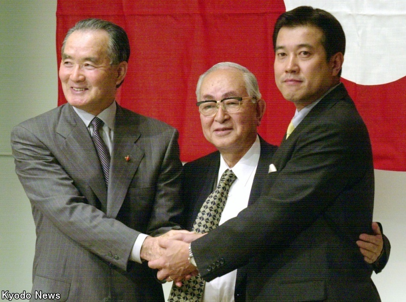 01年9月、長嶋茂雄(左)と原辰徳氏(右)と写真に納まる渡辺恒雄氏(中) (C)Kyodo News