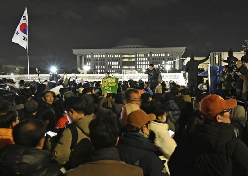 １２月４日、韓国の尹錫悦大統領による非常戒厳宣布に反発し、ソウルの国会周辺に殺到した人々（共同）