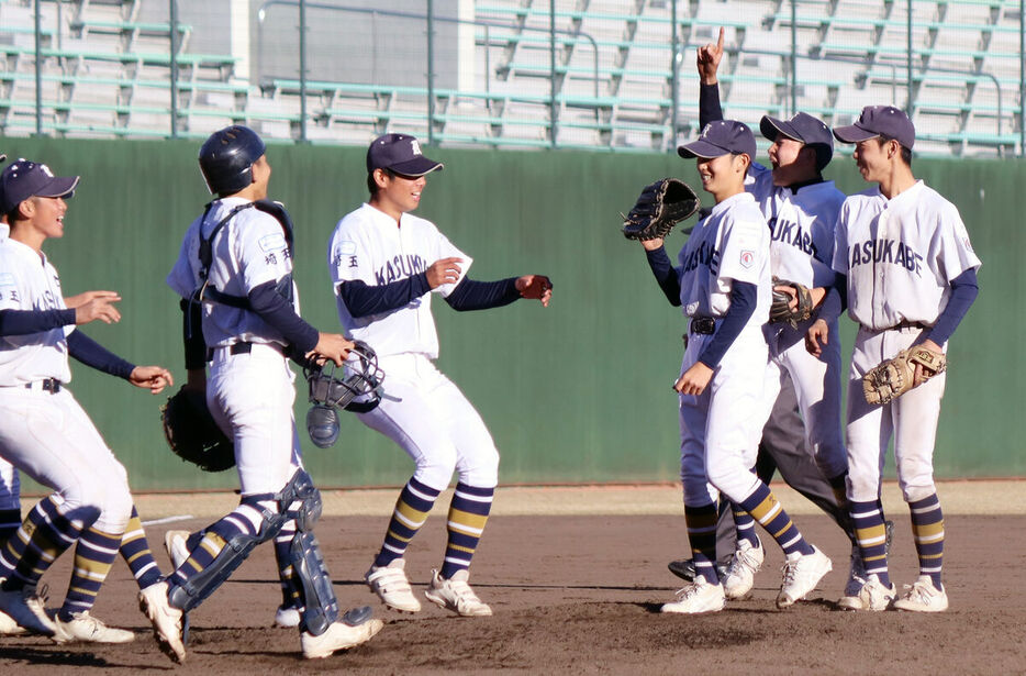 優勝を決めマウンド付近に集まる春日部ナイン