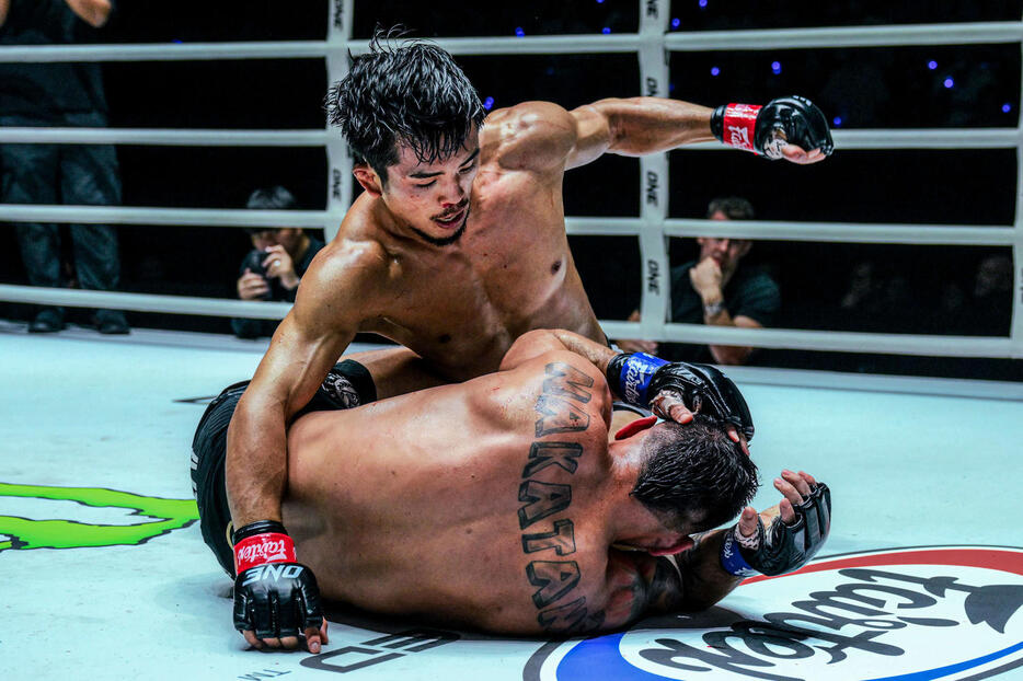 ナカタニにパウンドを見舞う若松佑弥（C）ONE Championship