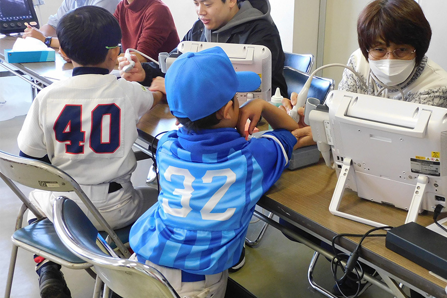 小中学生で防ぎたい「野球肘」の発見法とは（写真は検診の様子）【写真：間淳】