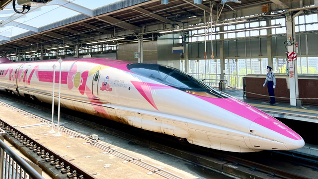 「ハローキティ」とコラボした山陽新幹線の車両。(新大阪駅にて筆者撮影)