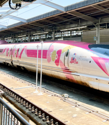 「ハローキティ」とコラボした山陽新幹線の車両。(新大阪駅にて筆者撮影)