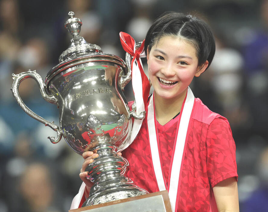 女子シングルスで優勝し喜ぶ宮崎（撮影・野上伸悟）