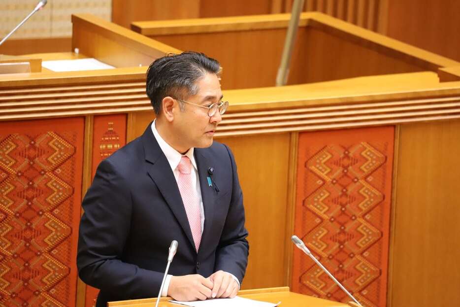 沖縄県議会で警告決議の採決に先立ち討論する自民会派の新垣淑豊県議＝20日、那覇市（大竹直樹撮影）