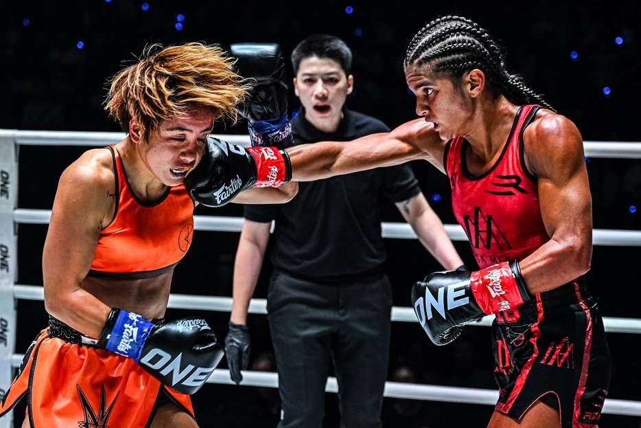 メクセンの右ストレート（©ONE Championship）