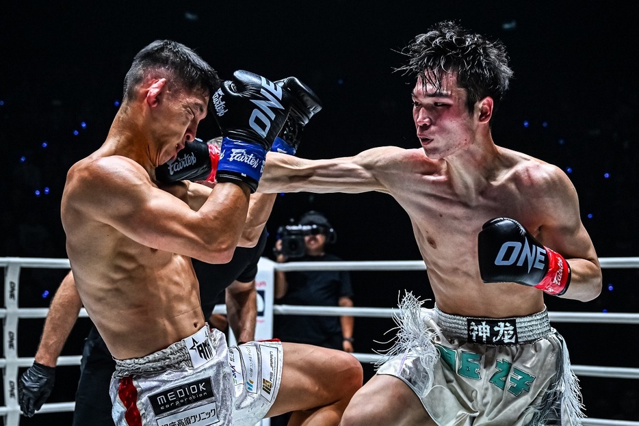 メンヤンが右ストレートでダウンを奪った（©ONE Championship）