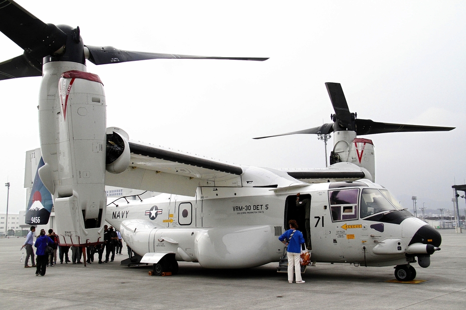 米軍岩国基地で公開された米海軍の「CMV22オスプレイ」（11月17日午前11時44分、山口県岩国市で）＝帆足英夫撮影