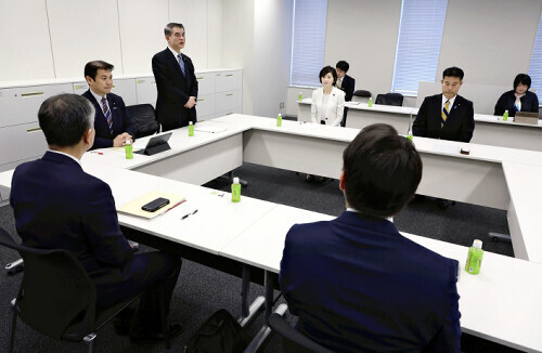 教育無償化についての協議に臨む自民、公明、日本維新の会３党の実務者（２６日、国会内で）＝富永健太郎撮影