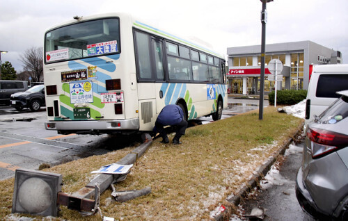 多重衝突事故を起こした路線バス（２４日、新潟県上越市で）