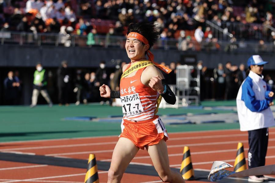 全国高校駅伝男子優勝の長野・佐久長聖（7区石川浩輝）