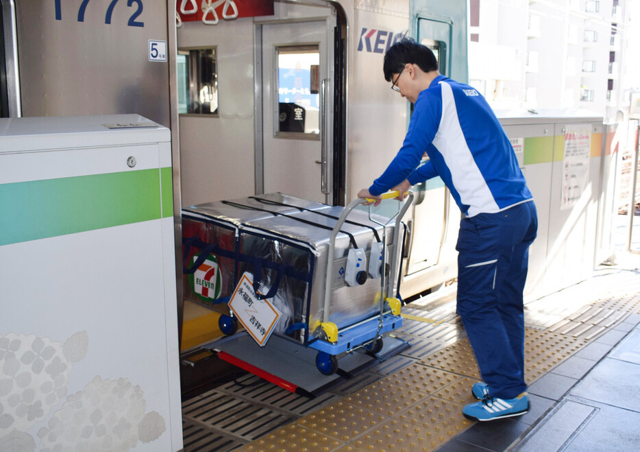 セブン―イレブンの駅構内店舗に納品するため、京王井の頭線吉祥寺駅に到着した電車から商品を降ろす配達員＝６日、東京都武蔵野市