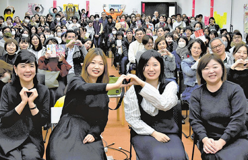 対談イベントの会場に集まった読者と記念写真を撮るキム・チョヨプさん（左から２人目）と、チョン・セランさん（右から２人目）（１１月２４日、東京都千代田区で）