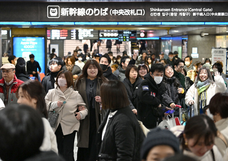 大きな荷物を手にJR博多駅に到着した人たち＝福岡市博多区で2024年12月28日午前10時36分、矢頭智剛撮影