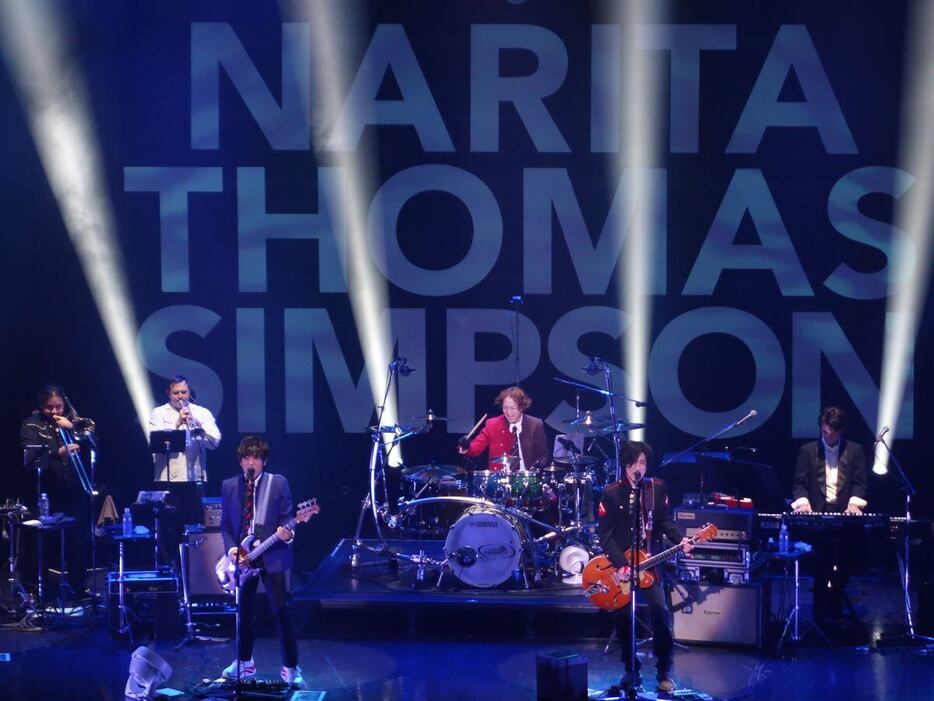 ライブを行ったNARITA　THOMAS　SIMPSONの寺岡呼人（左から3人目）、青山英樹（左から4人目）、成田昭次（左から5人目）